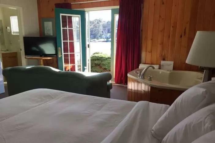 Algonquin Lakeside Inn Dwight Exterior foto